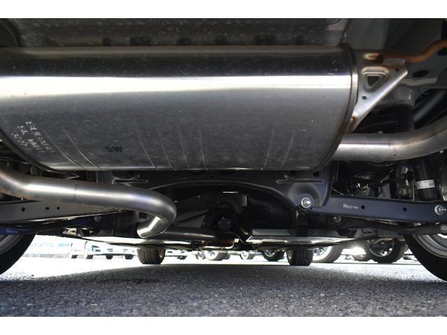 車両後方からの下回りです。マフラー防錆塗装や下回り防錆施工等も可能でございます。