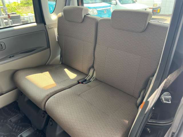 後部座席も当然キレイで清潔に仕上げております。内装のキレイなお車は気持ちが良いですし、コンディションの良い車が多いです。以前のユーザーが丁寧に使っていた証拠です。