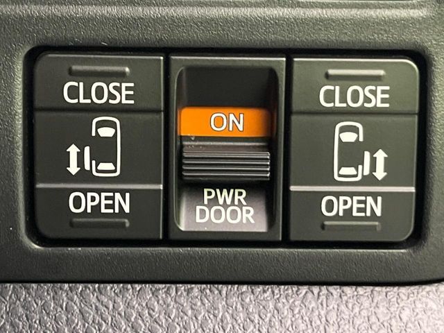 【両側パワースライドドア】スマートキーや運転席のスイッチで後席両側スライドドアの開閉が可能♪電動だから力を入れてドアを開ける必要が無く、小さなお子様でも簡単に開け閉めでき快適です♪