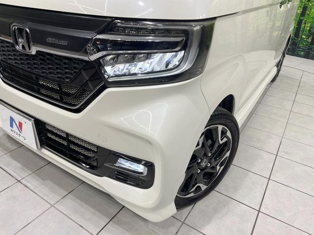 【LEDヘッドライト】悪天候や夜間走行時も良好な視界を確保し安心して運転できる高輝度LEDヘッドライトを装備！点灯速度が早く、消費電力も抑えられています。