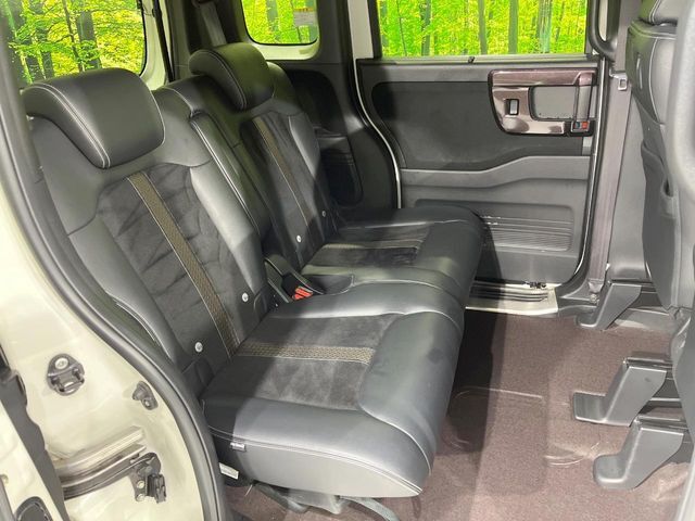 後部座席も気になるようなキズ・汚れやへたり等、大きなダメージはなく、良好な状態です。