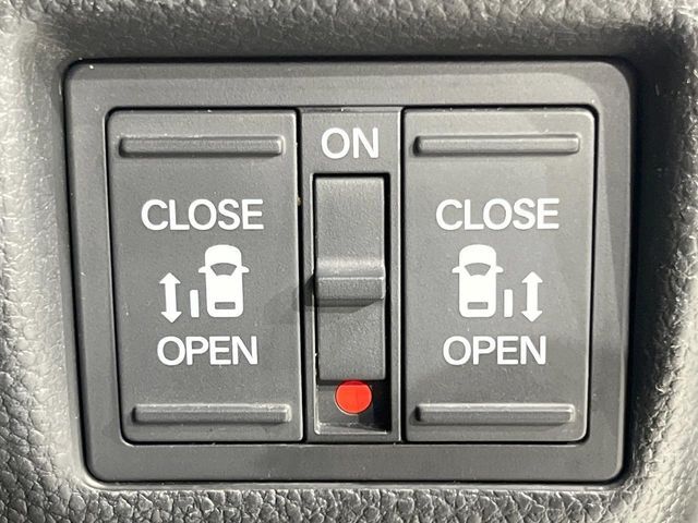 【両側パワースライドドア】スマートキーや運転席のスイッチで後席両側スライドドアの開閉が可能♪電動だから力を入れてドアを開ける必要が無く、小さなお子様でも簡単に開け閉めでき快適です♪