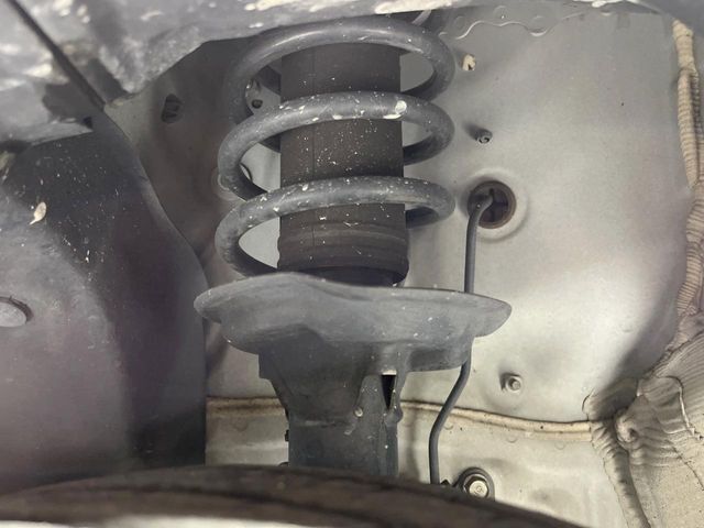 お車を安心してお乗りいただく為には、足回りの定期点検が欠かせません。サービスサポート（有償保証）では無料点検もご提供しており、安心のカーライフをお過ごしいただけるサポート体制が整っています。