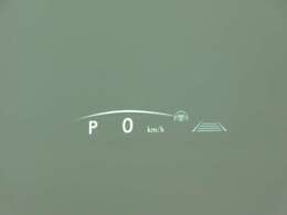 【ヘッドアップディスプレイ】フロントガラスに速度や制限速度、目的地案内などの情報が表示されます。目線を動かさずに情報が目に入るので、安全運転に寄与します。