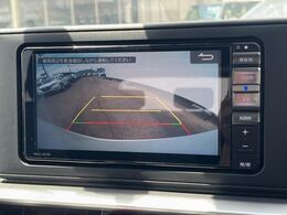 【バックカメラ】駐車時に後方がリアルタイム映像で確認できます。大型商業施設や立体駐車場での駐車時や、夜間のバック時に大活躍！運転スキルに関わらず、今や必須となった装備のひとつです！