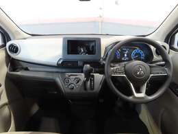 シフトレバーをダッシュパネルセンターに装備。運転席、助手席の足元すっきり！