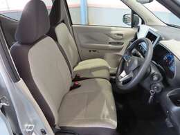 大きなベンチシートで足元もヒロビロ■大型シートで座り心地は快適♪中央にはアームレストが付いてゆったりドライブ♪　シートヒーター（運転席＆助手席）装備(*^-^*)