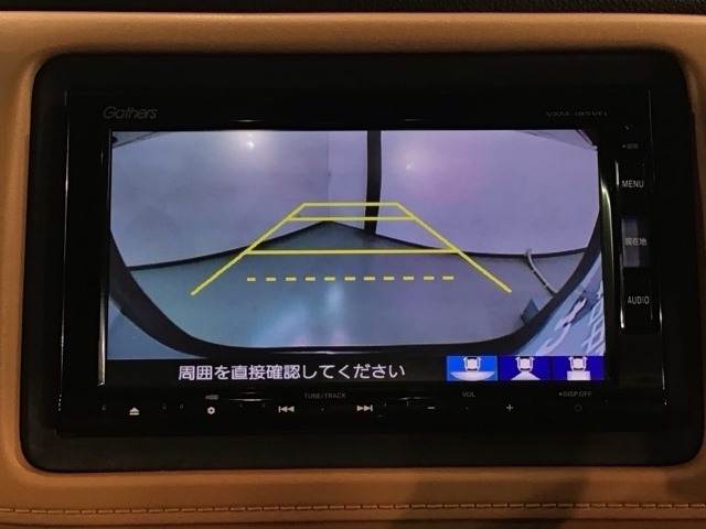 リバースギアに入れるだけで後方の表示へ切り替わります。夜間や雨の日の駐車も楽になりますよ。