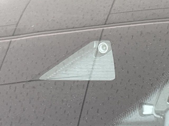 【i-ACTIVESENSE】走行中に前方の車両等を認識し、衝突しそうな時は警報とブレーキで衝突回避と被害軽減をアシスト。より安全にドライブをお楽しみいただけます。