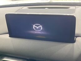 【8.8インチマツダコネクト】車内の雰囲気にマッチした大型のディスプレイ。スマホ接続でのナビ使用やBluetooth再生等、様々な機能が楽しめます。直感的なダイヤル操作が可能で、使い勝手も良好です。