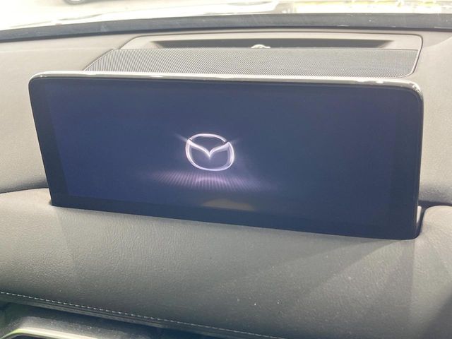 【8.8インチマツダコネクト】車内の雰囲気にマッチした大型のディスプレイ。スマホ接続でのナビ使用やBluetooth再生等、様々な機能が楽しめます。直感的なダイヤル操作が可能で、使い勝手も良好です。