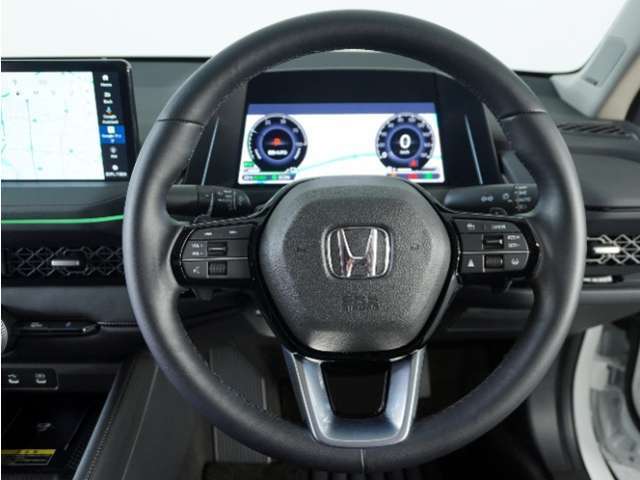 【Honda SENSING】 カメラ等装置で精度の高い検知能力を発揮、安全運転を支援します。ステアリング上のコントローラーに注目！