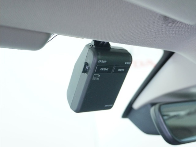 ◆ドライブレコーダー◆映像・音声などを記録する自動車用の装置です。　もしもの事故の際の記録はもちろん、旅行の際の思い出としてドライブの映像を楽しむことができます。