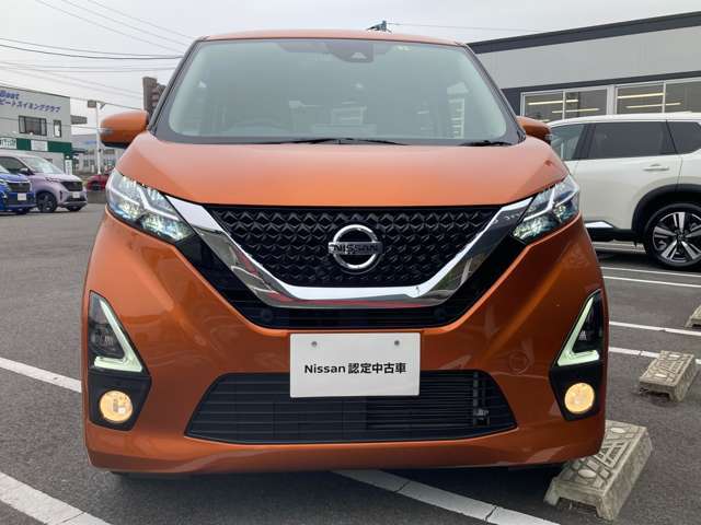 LEDヘッドライトです。ロービームにシャープな白光色のLEDランプを採用しました。