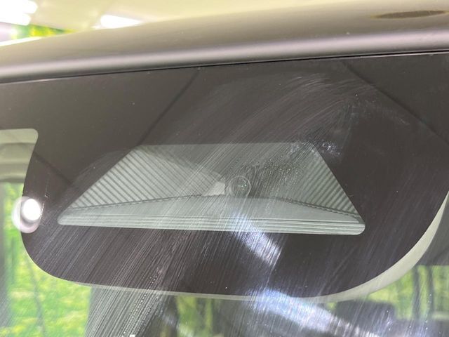 【ホンダセンシング】走行中に前方の車両等を認識し、衝突しそうな時は警報とブレーキで衝突回避と被害軽減をアシスト。より安全にドライブをお楽しみいただけます。