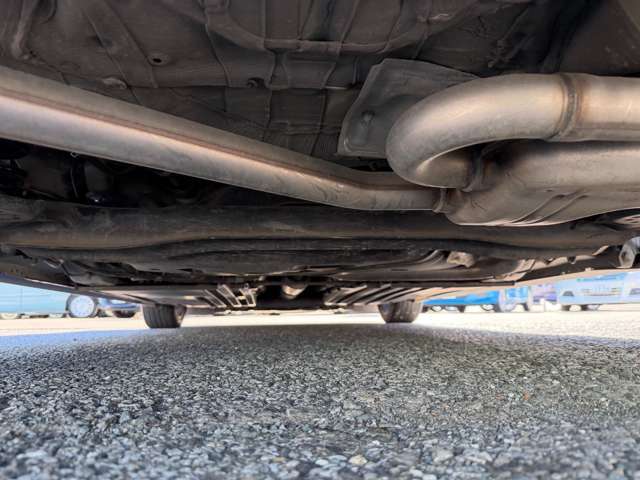 JAAA（日本自動車鑑定協会）による厳しいチェックにより鑑定書を公表しております。当社販売担当者、仕入担当者、リフトに持ち上げ車検検査員による下廻りチェックをクリアした高品質車を展示しております。