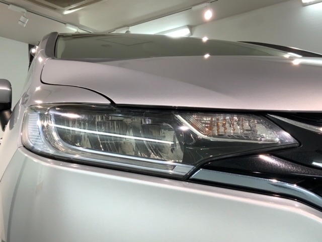 LEDヘッドライトは、点灯の瞬間から最大光量を発揮し、突然暗くなるトンネルなどでの安定感を高めます。