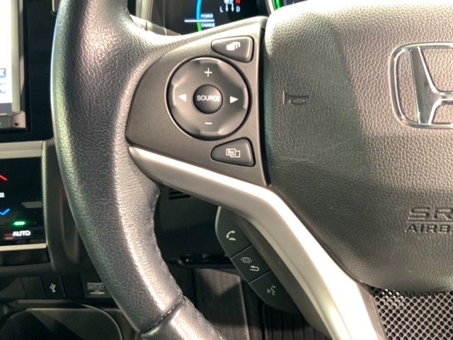 ステアリングにオーディオ操作スイッチが付いています。オーディオ画面に直接タッチしなくても操作が出来ますので、運転に集中できます。