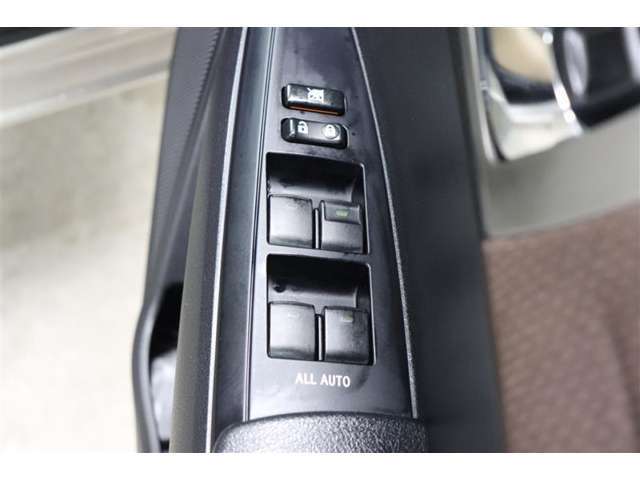 もちろん電動格納式ミラー、パワーウィンドウも装備しています。