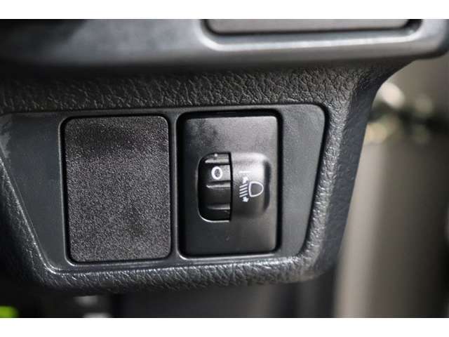 ヘッドライトはマニュアルレベリング機能付き。荷物をたくさん積んで車体が斜めになった時などにヘッドライトの高さを調節する機能です。