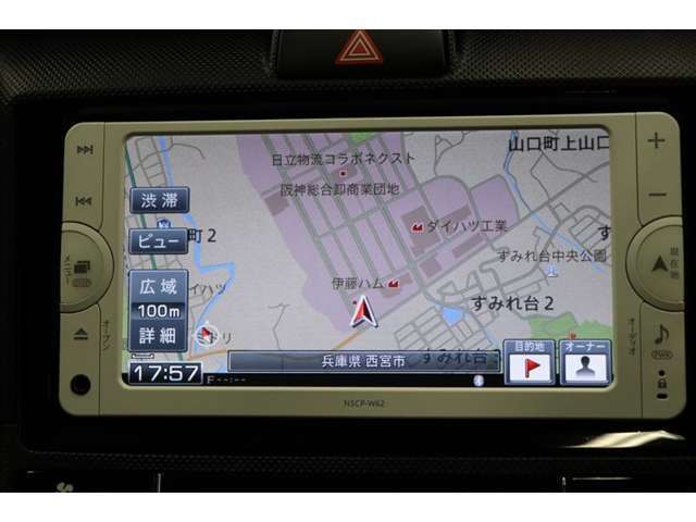 純正ナビを装備。初めての場所へのお出かけもナビがあると安心です。ハンズフリー通話に使えるBluetoothにも対応しています♪