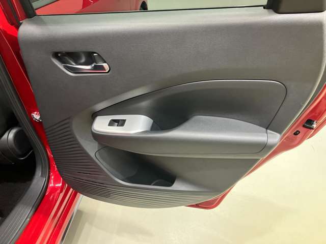 【後席ドア】ボトルホルダーが付いているので、後席でもゆっくり過ごせます♪