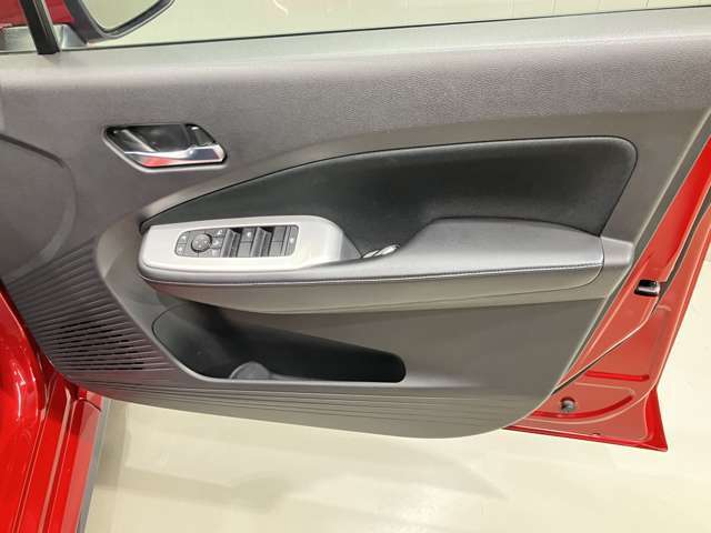 【運転席ドア】ボトルホルダーや収納ポケットが付いているので運転席周りもスッキリ保てます★