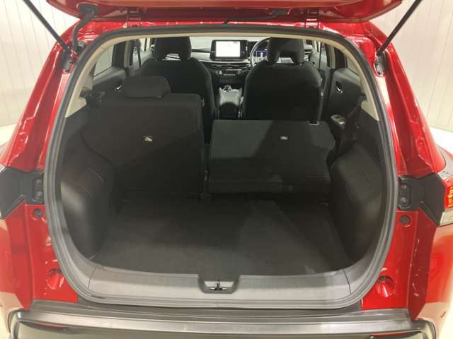 【ラゲッジルーム】6：4分割可倒式で長い荷物も載せられます！