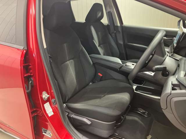 【運転席・助手席転席】運転席の足もともゆったりで長距離ドライブでも快適に★