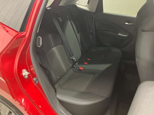 【後席空間】前席シートバックの一部をへこませることで、広いニールームを実現。足元も頭上もゆとりのある快適な空間になっています★