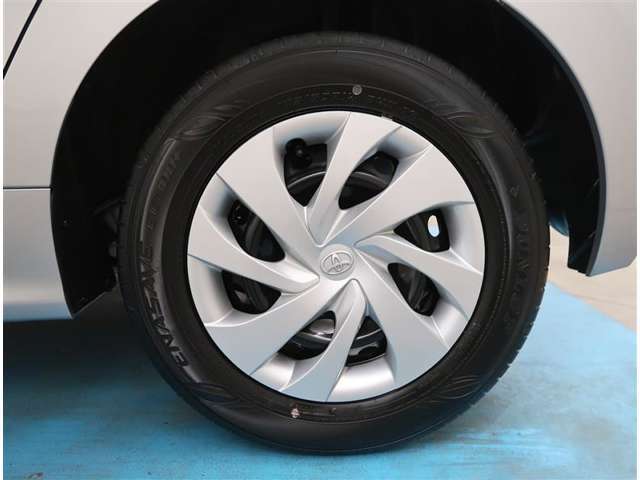 【タイヤ・ホイール】タイヤサイズ175/70R14の純正ホイールです。タイヤ溝は少ない所で約4mmになります。