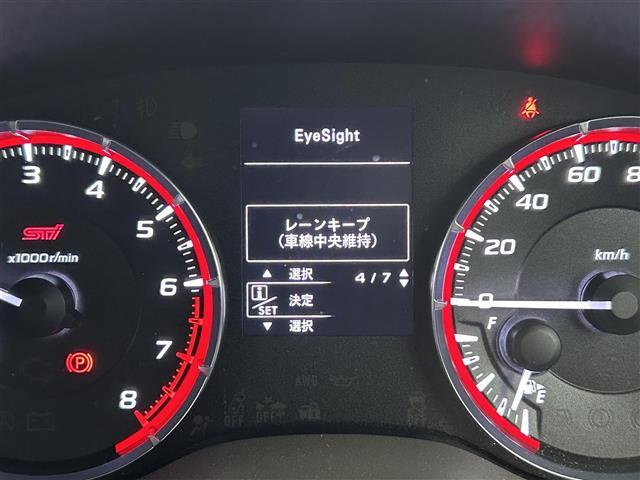 【車線逸脱警報機能】走行中にクルマが車線をはみ出した際に、ブザーなどの警報が鳴り、危険を知らせます。機能には限界があるためご注意ください。