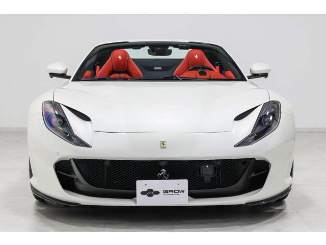 ・カーボンファイバードアパネル、キッキングボード・カーボンファイバーセンターコンソール上部パーツ・内装色：NERO 8500・シートベルト：レッド・レザーのセンターコンソール：Rosso Ferrari 130421