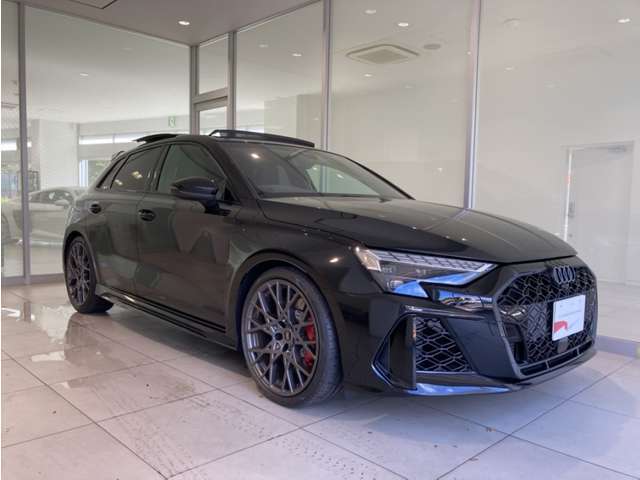 《Audi認定中古車》ならではのクオリティ、高度な訓練・教育を受けたAudi専門のメカニックがご納車前に100項目にも及ぶ精密な点検を行います。