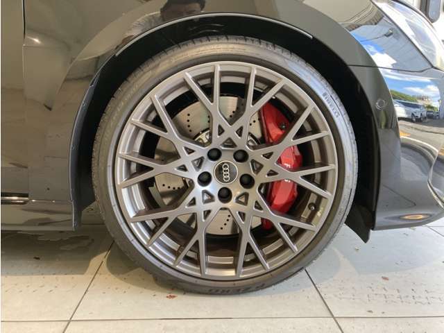 ここではお伝えしきれない装備や車両状態などの詳細をメールにてご説明させて頂きます。無料の《在庫お問合せ・お見積》ボタンをクリック頂くと、回答メールがお客様の元に届けられます！