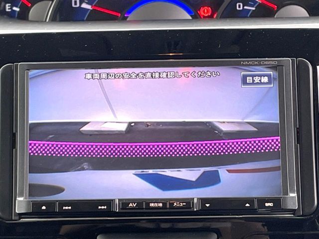 【バックカメラ】駐車時に後方がリアルタイム映像で確認できます。大型商業施設や立体駐車場での駐車時や、夜間のバック時に大活躍！運転スキルに関わらず、今や必須となった装備のひとつです！