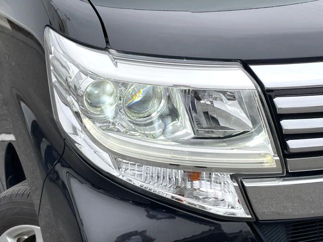 【LEDヘッドライト】悪天候や夜間走行時も良好な視界を確保し安心して運転できる高輝度LEDヘッドライトを装備！点灯速度が早く、消費電力も抑えられています。