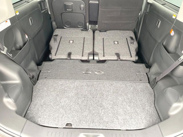 後席を格納すると、これだけの広さが！シーンに合わせたシートアレンジで、大きな荷物も積むことが出来ます♪
