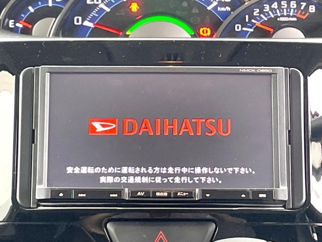 【純正ナビ】人気の純正ナビを装備しております。ナビの使いやすさはもちろん、オーディオ機能も充実！キャンプや旅行はもちろん、通勤や買い物など普段のドライブも楽しくなるはず♪