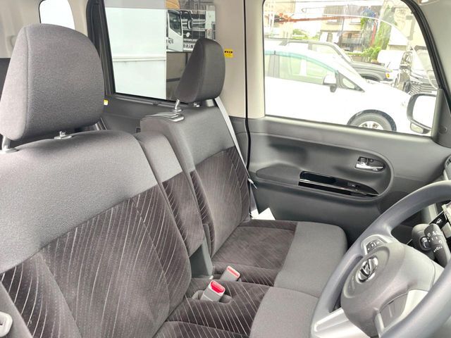 運転席まわりには十分なスペースがあり、大柄な方でもゆったり運転していただける環境です。