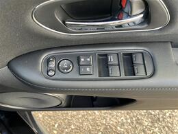 【パワーウィンドウ】運転席についている窓のスイッチは各窓の開閉をボタン一つで行うことができます。