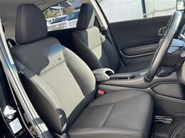 運転席のシートはきれいでゆったりしています。ゆったりとした空間で座り心地の良い椅子です。