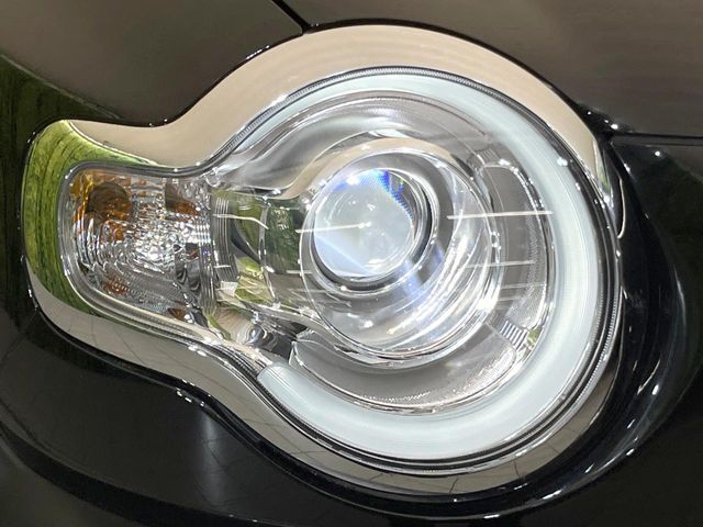 【LEDヘッドライト】悪天候や夜間走行時も良好な視界を確保し安心して運転できる高輝度LEDヘッドライトを装備！点灯速度が早く、消費電力も抑えられています。