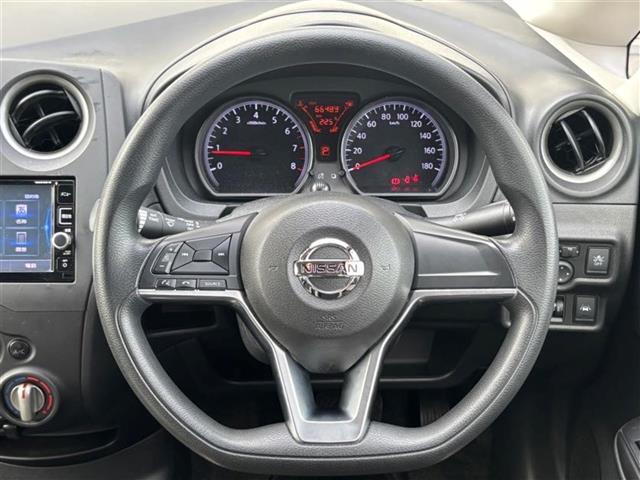 【ステアリング】軽い力で扱いやすいハンドルです。目立つ傷やスレなどなく綺麗な状態です！除菌プランいれていただくとさらに快適に！清潔なお車はお子様にも安心ですね！