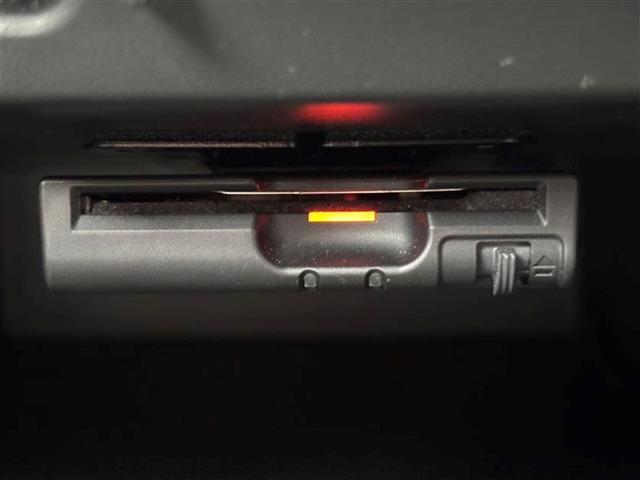 【ETC】有料道路を利用する際に料金所で停止することなく通過できる、ETC車載器（ノンストップ自動料金収受システム機器）が装備されています。セットアップを行うことで利用可能になります。