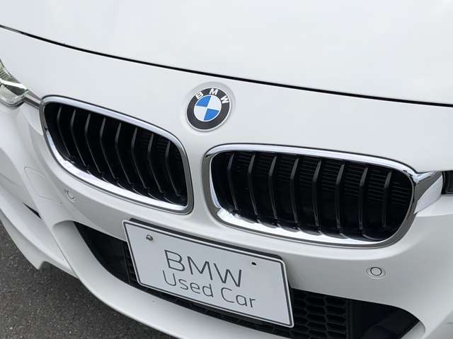 左右のキドニー・グリルの中心にはBMWのエンブレムが鎮座し、個性を放つデザイン性を兼ね備えました。