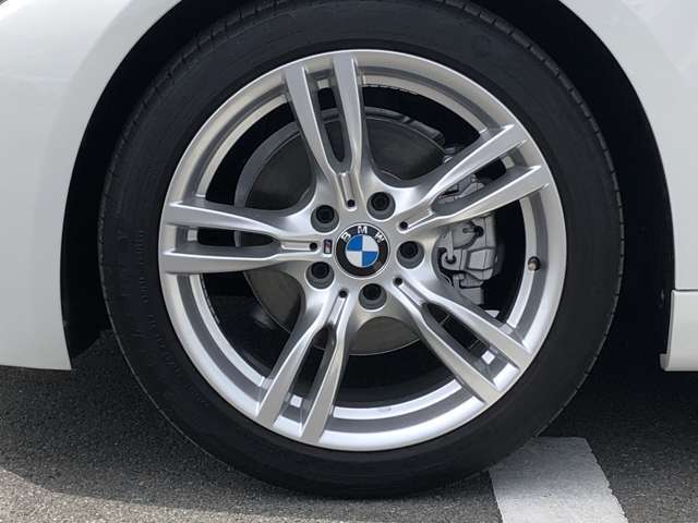 BMW純正18インチホイール。洗練されたデザインで、足元の個性を引き立てます。