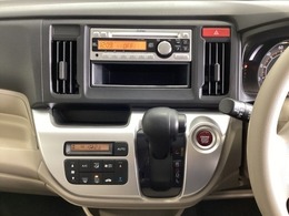 純正CDチューナーにはAUX入力端子がついてますので外部入力から音楽などを楽しめます。その下には1DIN分の小物入れがついています。CDケースなどを入れるのに便利です。