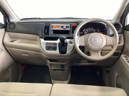 車内は光触媒抗菌消臭施工済です。スタイリッシュなデザインで暖かみのあるインパネ周りを演出します。グローブボックスやカップホルダーのほかにトレーなどたくさんの収納スペースが装備されています。