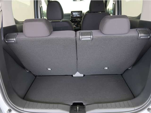 後席シートは分割で折り畳みができます。乗車スペースを確保しながら長い荷物も積み込みができます。